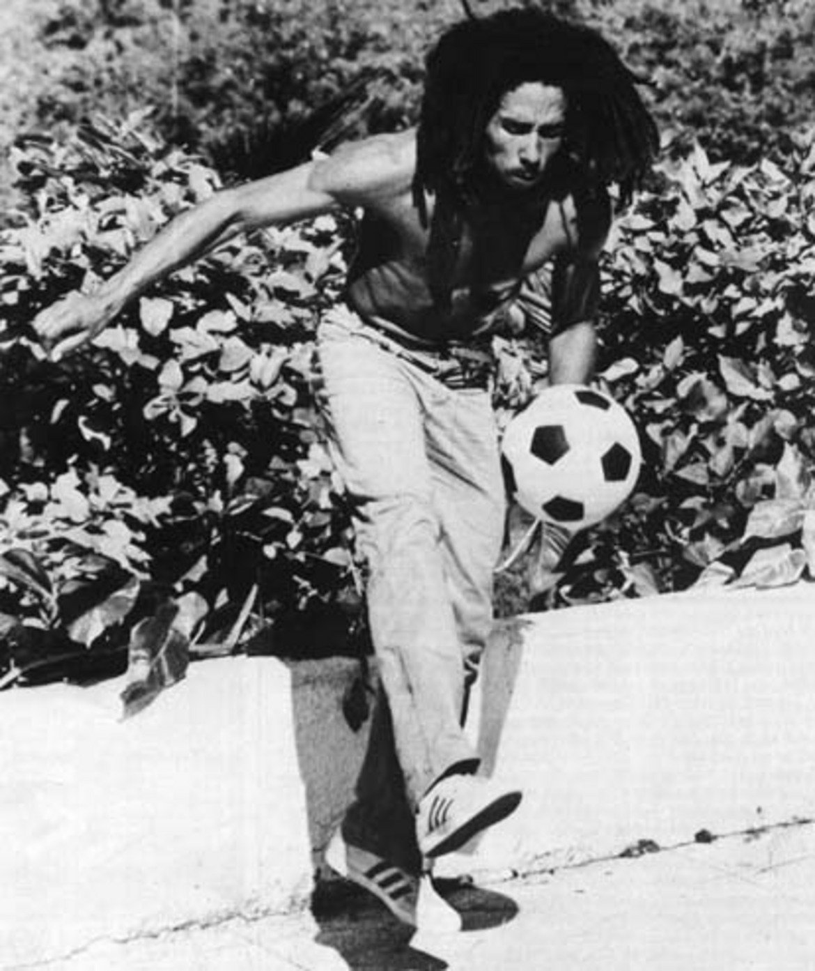 "Светът е футбол. Цялата вселена е футбол. Обичам футбола, защото той е свобода", казва Марли през 1979 г.