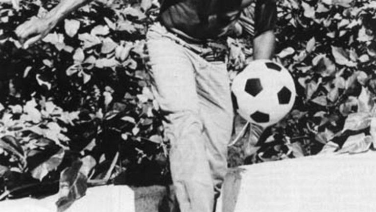 "Светът е футбол. Цялата вселена е футбол. Обичам футбола, защото той е свобода", казва Марли през 1979 г.