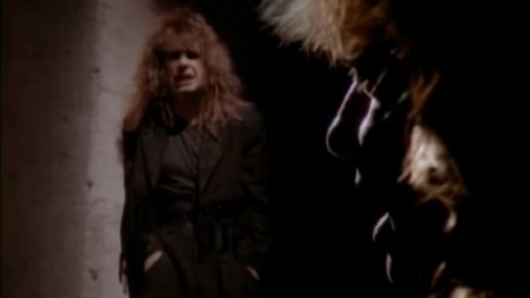 Ozzy Osbourne и Lita Ford – Close My Eyes Forever
Баладите не ги правят като едно време, нали? Тази колаборация не е чак толкова странна – легендата на Black Sabbath обединява сили с глем рокаджийката Форд, но за едно бавно и изключително докосващо парче, изпълнено с истинска с много, много сила. Песента се появява през 1988-а в албума на Форд "Lita". 
Забавна е и историята около нейното създаване. Ози е разказвал за това как се е озовал в студиото с Лита, която по това време е менажирана от съпругата на Озбърн - Шарън. Изведнъж се оказва, че имат половин написана песен. Почти постоянно интоксикираният Ози се прибира в Англия и забравя за нея, но жена му го вика обратно в Лос Анджелис, за да довършат започнатото. В крайна сметка Ози дори се съгласява да запише песента (след като отново е забравил за нея), а накрая дори участва в клипа.