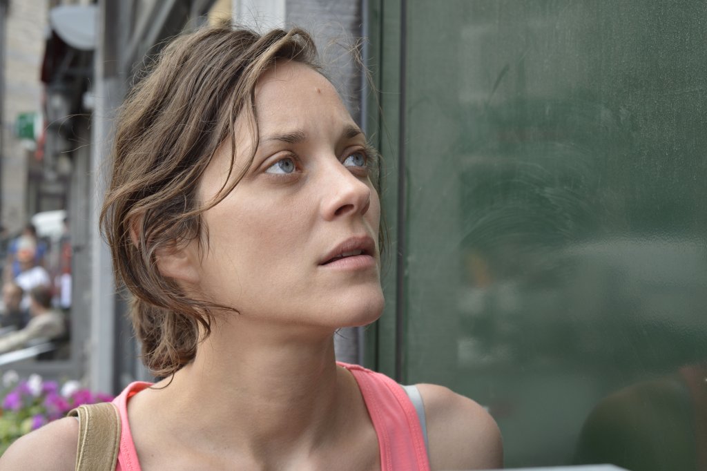 \"Два дни, една нощ\" (Deux jours, une nuit, 2014)
Филмът на братята Дарден разказва историята на майка на две деца, работеща в завод, която е съкратена след гласуване на колегите си в замяна на бонус за всеки от тях в размер от 1000 евро. Тя има еди