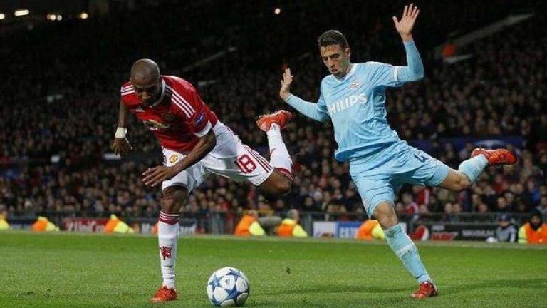 5 жълти и 1 червен картон - Най-безкомпромисният тип в груповата фаза е бил колумбийският биткаджия на ПСВ Сантяго Ариас. Куриозното е, че е направил само 6 нарушения - за всяко от тях е санкциониран! И е играл само 350 минути, след като пропусна третия и последния мач на тима си с наказание.