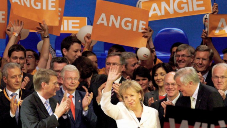 Невероятната кариера на Ангела Меркел - момичето, което стана "Мutti"