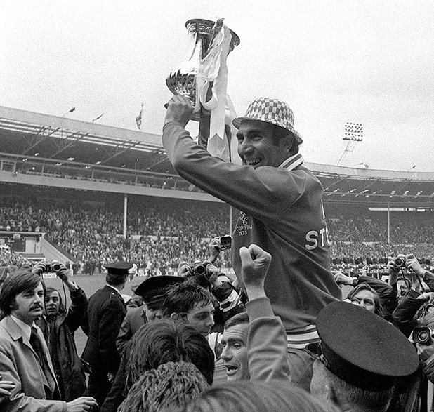 През 1973-а Съндърланд печели с 1:0 срещу Лийдс на "Уембли". Йън Портърфийлд бележи единствения гол през първото полувреме. Това е втори успех за "черните котки" във ФА къп след този от далечната 1937-а. Съндърланд играе финал и през 1992-а, но губи с 0:2 от Ливърпул. 