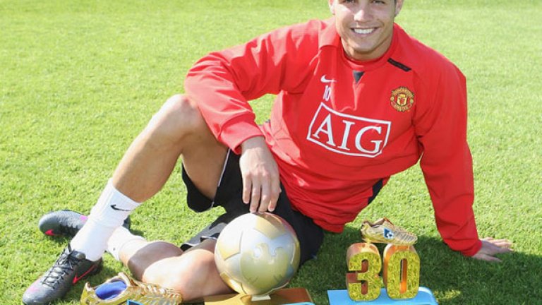 37. Кристиано Роналдо
Единственият играч, спечелил "Златната топка" и Наградата за №1 на ФИФА в един сезон, докато играеше във Висшата лига. Получи номер 7, когато дойде от Спортинг като никому непознато хлапе. Шестте му сезона в Юнайтед бяха като лавина - все по-силни с всяка следваща година. Спечели три титли, преди да направи световен рекорд с трансфера си в Реал.