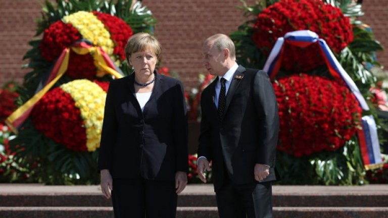 "Ние, както знаете, направихме много, за да могат отношенията между Русия и Германия да се развиват успешно, но днес съществуват известни проблеми", изрази мнение Владимир Путин
