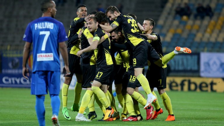 От над 20 години Ботев не беше взимал точка на "Герена", но сега успя. Днес "канарчетата" даже бяха без контузената си звезда Тодор Неделев