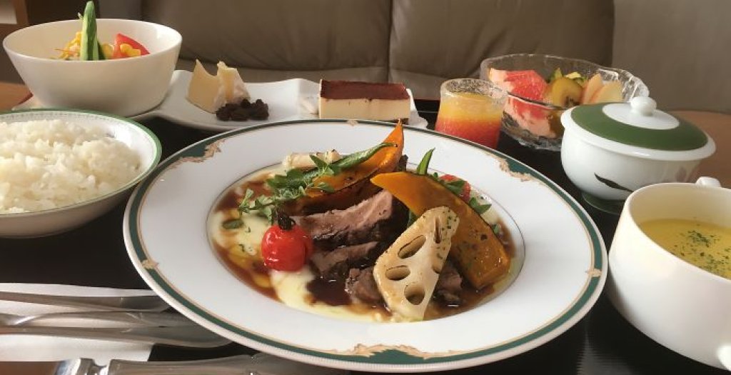 Камембер със стафиди, печено говеждо, картофено пюре,  тиква, сготвен индийски лотус с грейви сос, царевичена супа, салата, Тирамису, плод, портокалов сок, зелен чай.