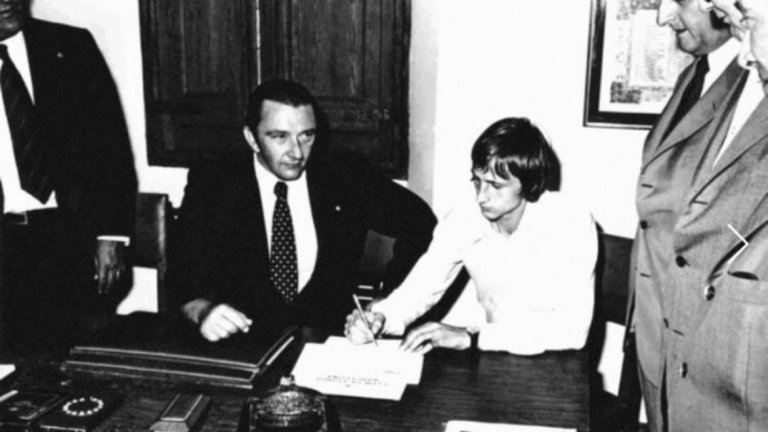 Политиката на Агусти Монтал
През 1969 г. за президент на Барселона е избран Агусти Монтал. С ловка политика, обхващаща каталунския национализъм, той успява да спечели огромната част от привържениците. В програмата му са залегнали и такива принципи като реставриране на каталунизма, изложени покрай невинните на пръв поглед претенции за по-голяма независимост на регионалната футболна федерация от централата в Мадрид. 
Големият удар идва на 13 август 1973 г., когато договор с Барселона подписва великият холандец Йохан Кройф (на снимката). Само шест месеца по-късно каталунците нанасят нечуван разгром с 5:0 на Реал, и то насред „Сантяго Бернабеу“. С Кройф начело е спечелена и шампионската титла, за пръв път от цели 14 години насам. Честванията на трофея съвпадат със 75-ата годишнина от основаването на клуба, а на тържествата пристига дори знаменитият художник Салвадор Дали. Разбира се, всички скандират „Каталуния над всичко!“ По радиоуредбата на „Камп Ноу “ съобщенията вече вървят на местния език каталан, клубът възвръща оригиналното си название Futbol Club Barcelona. А на 28 декември 1975 г., само месец след смъртта на Франко, публиката на стадиона вече развява свободно националното знаме на Каталуния. И то не в какъв да е мач, а на голямото дерби с Реал. Голът на Карлос Рехач в последната минута, донесъл победата над врага от Мадрид с 1:0, се явява черешката на тортата.