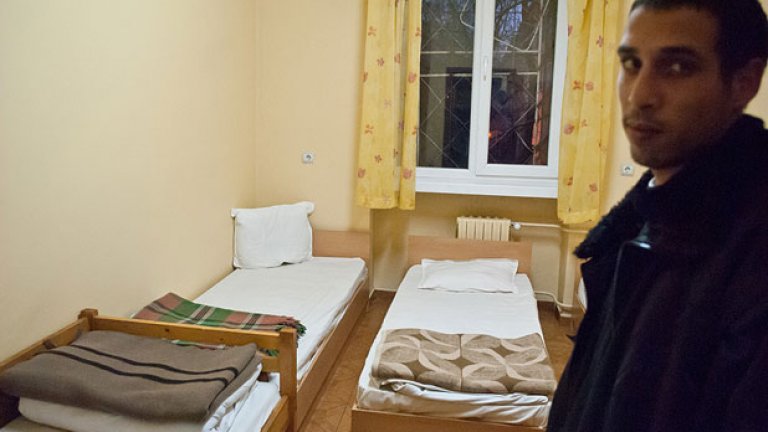 Стаите са чисти и спретнати. Някога в тях са настанявали по-малко хора, но заради кризата опашките от хора без дом са станали по-дълги...