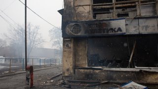 Междувременно продължават бомбардировките в други градове в Украйна (на снимката - щетите по сграда в столицата Киев, 2 март)