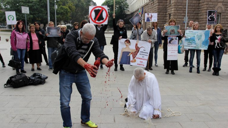 Вегани остригаха косата на жена в защита на норките