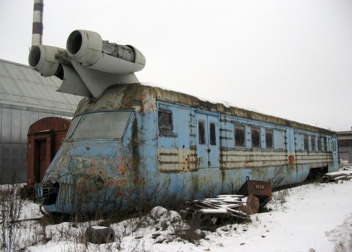  Турбоджет влак М-497 

Американците първи експериментират с този влак, но руснаците бързат да не им отстъпят. Идеята е точно както самолетите, влакът също да бъде задвижван от реактивни двигатели, монтирани в най-предната част. През 70-те Съветският съюз успява да сътвори собствена версия на това превозно средство. То тежи над 54 тона, а резервоарът му е 7,4 тона. 

Според най-смелите планове на руснаците турбоджет влакът трябва да е способен да развие 320 км/ ч. Заради чудовищната консумация на гориво обаче е сметнат за неефикасен. В момента състоянието на влака е като това на снимката, но има изграден негов монумент в град Твер.