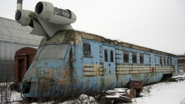 Турбоджет влак М-497 
Американците първи експериментират с този влак, но руснаците бързат да не им отстъпят. Идеята е точно както самолетите, влакът също да бъде задвижван от реактивни двигатели, монтирани в най-предната част. През 70-те Съветският съюз успява да сътвори собствена версия на това превозно средство. То тежи над 54 тона, а резервоарът му е 7,4 тона. 
Според най-смелите планове на руснаците турбоджет влакът трябва да е способен да развие 320 км/ ч. Заради чудовищната консумация на гориво обаче е сметнат за неефикасен. В момента състоянието на влака е като това на снимката, но има изграден негов монумент в град Твер.