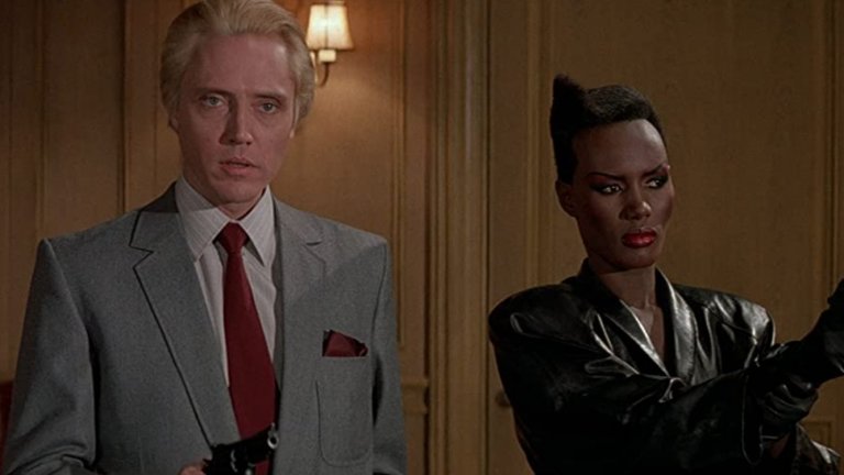 Макс Цорин
Кристофър Уокън, изглеждащ като двойник на Дейвид Бауи, играе ролята на неполучливия резултат от нацистки експеримент за създаването на перфектния ариец, който се превръща в богат индустриалец. Цорин е изключително интелигентен, безчувстен и способен да надхитри всекиго, а явно страничните ефекти от експеримента включват и тотална психопатия и стандартната за всеки злодей мания за величие. Във филм, в който практически няма никакъв смисъл, а самия Бонд (изигран от Роджър Мур) изглежда в пенсионна възраст, Цорин се явява единственото запомнящо се нещо.