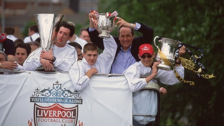 Роби Фаулър, Стивън Джерард и мениджърът Жерар Олие след требъла през 2001-ва /ФА Къп, Купа на УЕФА, Купа на лигата/.