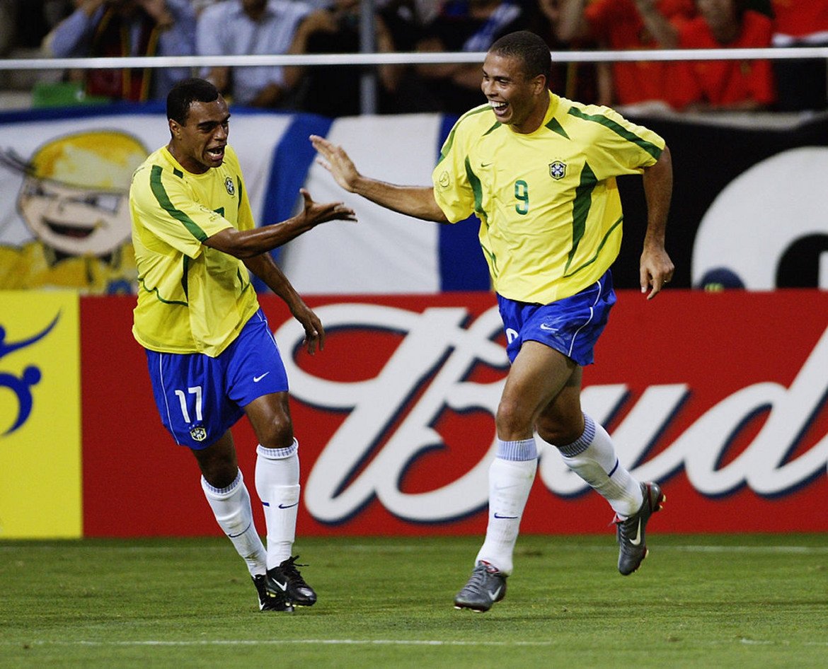 Бразилия продала финала на Мондиал 1998, от Nike принудили Роналдо да играе

Случаят с големия бразилец Роналдо преди финала на Мондиал 1998 срещу Франция си остава една от големите загадки на световните първенства. Феномена получава конвулсии в деня на мача, правят му тестове в болница, но все пак излиза титуляр. На терена обаче няма нищо общо с онзи Роналдо, който сме свикнали да гледаме, целият отбор на Бразилия не играе нищо и Франция печели с 3:0 с учудваща лекота.

За тази среща могат да се чуят какви ли не теории, даже че мачът е бил продаден от бразилците и Роналдо не е искал да участва в предначертаната загуба, но спонсорите му от Nike го принудили. Конкретно частта с ролята на Nike звучи по-достоверно и всъщност най-популярната версия гласи, че просто Роналдо се е чувствал зле и не е бил в състояние да играе, но за концерна е било твърде важно тяхното рекламно лице да участва и това оказало своето влияние. Развиваха се и версии, че Феномена е имал скандал със съотборници и че е научил за изневяра от страна на приятелката си, но те бяха отречени през годините.