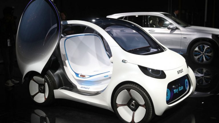 Smart Fortwo 
Външният вид на автомобилите Smart винаги е предизвиквал противоречия. Факт е, че те са удобни за градски условия, докато улиците и паркингите стават все по-претъпкани. Така че не можем да отречем, че в Smart е вложена практична мисъл и идеята на водача да му е удобно.
Проблемът е, че дизайнерският им отдел явно не полага чак толкова усилия – нещо, което ясно си личи в модела Fortwo (да, така се пише). На мястото на регистрационната табела има голям дисплей, вратите се отварят назад, а не настрани... Като цяло Smart Fortwo прилича повече на играчка от шоколадово яйце, отколкото на функционираща кола.