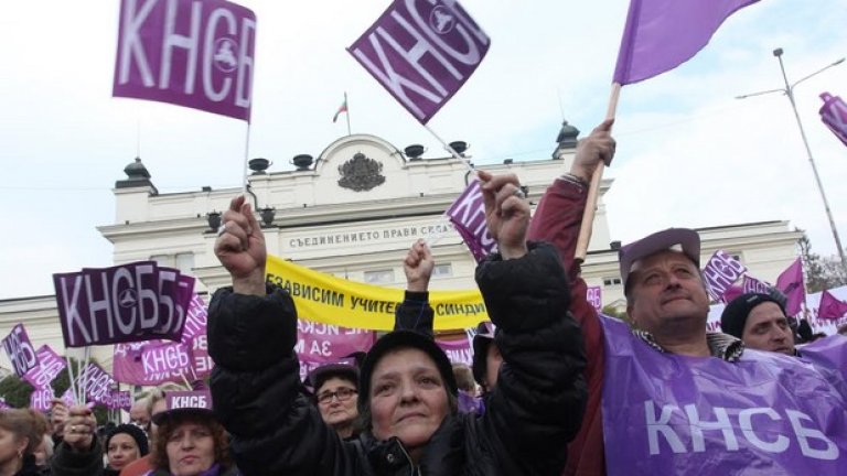 Отмяната на пенсионната реформа се реши "на тъмно" - часове след като кредитният рейтинг на България беше понижен до "боклук" заради едногодишното движение на автопилот в сферата на публичните финанси.