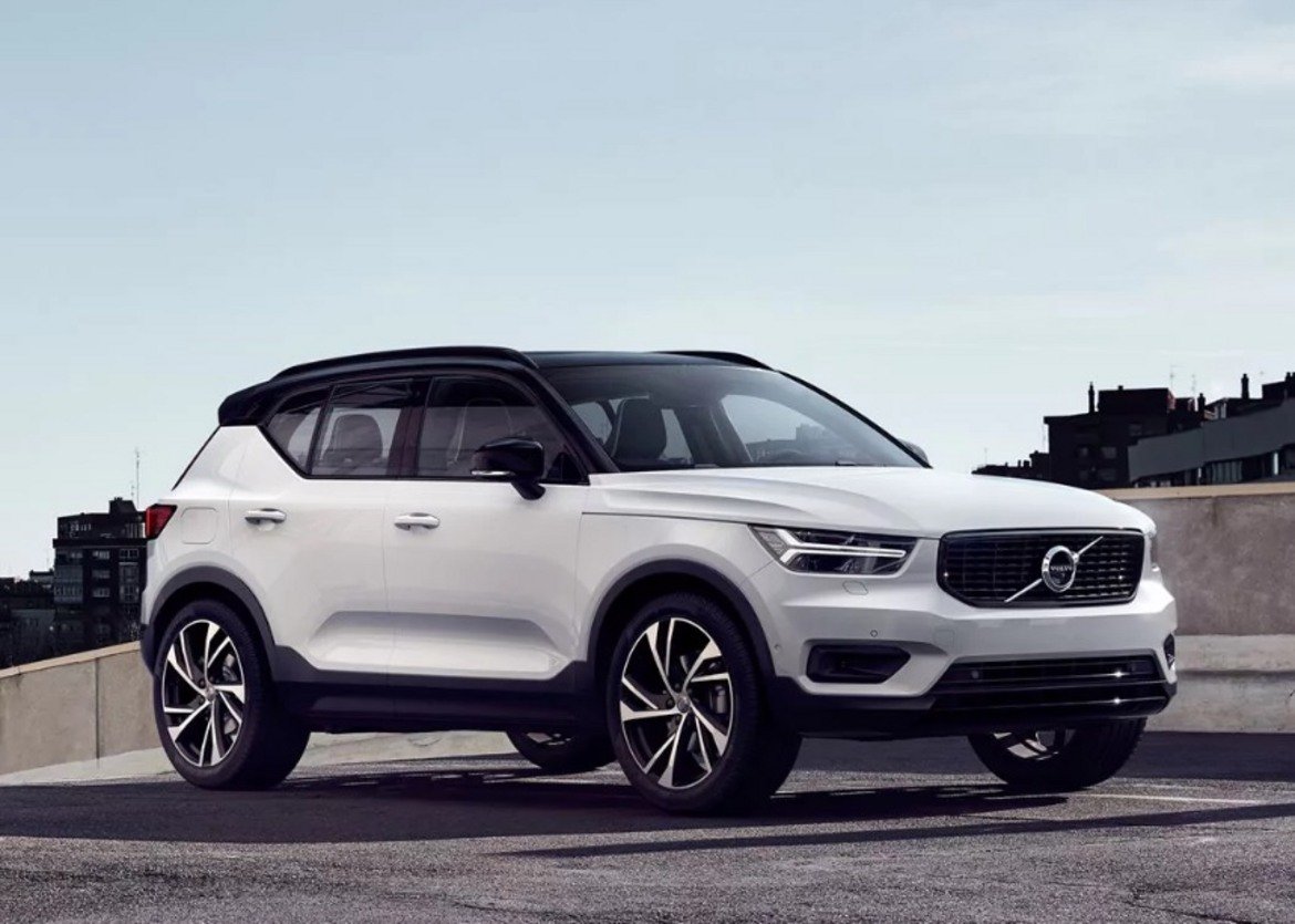  Volvo XC40 

XC40 е безапелационен победител с 325 точки – с 83 повече от конкурента си на второто място. От Volvo го представят като "малкия SUV с големите иновации". Той е със стегнат, компактен вид, удобен както за градски условия, така и за офроуд. Предното табло е с 9-инчов тъчскрийн със сателитна навигация и опция за свързване през Bluetooth. 