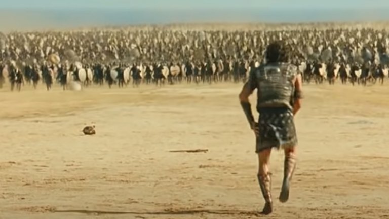 “Троя”
Малък, но забавен детайл, който също си е заслужавало да се види на стоп кадър, има и във филма “Троя” от 2004 г. В сцената Ерик Бана, играещ Хектор, помага на Орландо Блум в образа на Парис да се скрие зад стените на Троя от преследващите го ахейци. 
Един от тези ахейци обаче е толкова настървен в тичането си след принцовете, че се препъва и изпуска щита си.