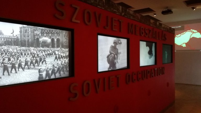 Зала „Двойната окупация" По време на Втората световна война Унгария се управлява от национал-социалистката партия „Кръст от стрели“. Почти всички унгарски евреи са изпратени в концентрационния лагер в „Аушвиц“. Преди войната около една четвърт от населението на Будапеща е еврейско, а днес евреите съставляват едва 0,11 процента от него. Кратката, но разрушителна нацистка окупация е последвана от комунистическото господство, което се установява за дълго. 
На 27 август 1944 г. съветските сили преминават унгарската граница. Страната става арена на войната в сблъсъците между двете супер сили – Нацистка Германия и Съветския съюз. Суверенитетът на на Унгария е загубен на 19 март 1944 г. Окупационните сили остават на нейна почва повече от 4 десетилетия. Последният съветски войник напуска Унгария на 19 юни 1991 г.