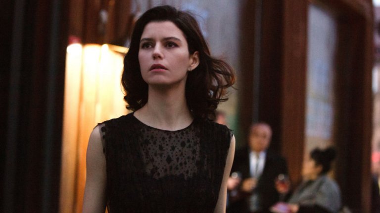 The Gift - Netflix (27 декември)
"Пазителят" доказа, че турските сериали не са само "Листопад" и сълзливи сапунки, а могат да бъдат доста интересен екшън. Сега The Gift ще потопи зрителите в странна мистерия, свързана отново с Истанбул. В центъра на историята е Атие - млад художничка, която има идиличен живот в Истанбул със своето любящо семейство. Тя точно открива първата си самостоятелна изложба, която светът й се обръща с краката нагоре от едно откритие, направено в древния храм Гобеклитепе. Археолог на име Ерхан открива мистериозен символ в руините, който свързва Атие с Гобеклитепе. Сега тя трябва да отиде дотам, за да открие тайните на миналото си в руните на храма. Иначе... Инче ще се случат много лоши неща...