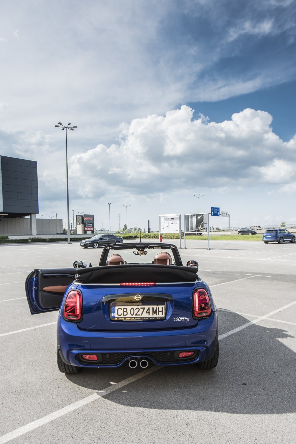 Интелигентната свързаност на MINI се извършва чрез интегрирана в автомобила SIM карта, която вече отговаря на стандарта за мобилна връзка 4G. Тя позволява и ползването на MINI Teleservices, както и на интелигентното аварийно телефонно обаждане с автоматич