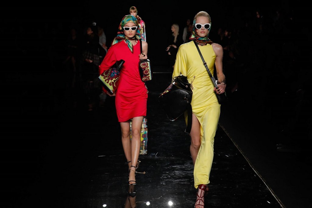 Завръщането на 60-те
И тази есен модата гледа към миналото и взима най-доброто от 60-те години, за да го пренесе в новото хилядолетие. От 60-те в 2021 г. идва подчертаването на талията с дебели колани, носенето на ръкавици с принтове, ярък грим и кърпа за глава, а от съвремието се прибавят изчистените цветове и кройката по тялото.