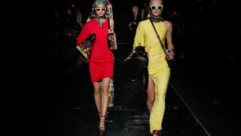 Завръщането на 60-те
И тази есен модата гледа към миналото и взима най-доброто от 60-те години, за да го пренесе в новото хилядолетие. От 60-те в 2021 г. идва подчертаването на талията с дебели колани, носенето на ръкавици с принтове, ярък грим и кърпа за глава, а от съвремието се прибавят изчистените цветове и кройката по тялото.