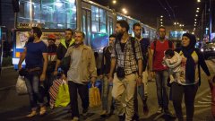 Керван от "Икаруси", натоварени с мигранти от Близкия Изток, пое към границата с Австрия