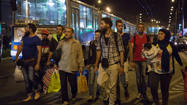 Керван от "Икаруси", натоварени с мигранти от Близкия Изток, пое към границата с Австрия