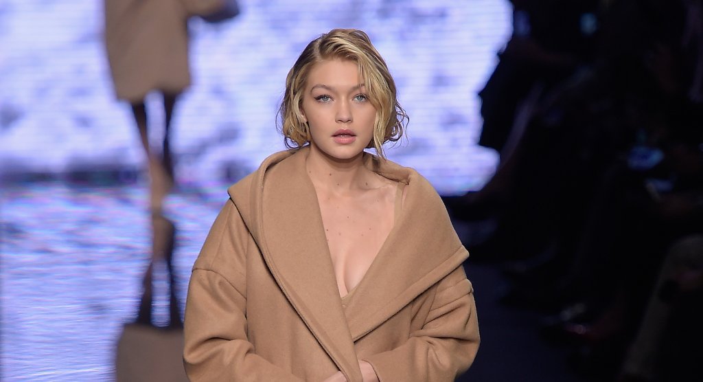 Вечният минимализъм
Ако експериментите не са за вас, а предпочитате да се спрете на един модел, който ще е сред тенденциите и тази, и следващата зима, спасителният пояс е в минимализма. И тази година кафявото и бежовото при палтата ще играят ролята на оазис за жените, които не обичат твърде дивите демонстрации на дрехи. Моделите са в класическа права кройка и с колан на кръста.