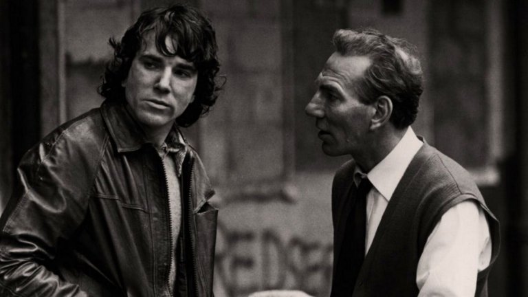 В името на Отца / In the Name of the Father (1993)
Даниел Дей-Люис получи втория си "Оскар" за ролята на мъж, обвинен и арестуван заради бомбения атентат на ИРА в Гилдфорд през 1974 г. Въпреки че няма нищо общо с терористичния акт, той е принуден да признае съучастие след полицейски тормоз.