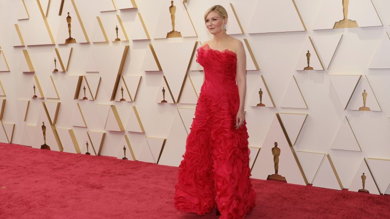 Кирстен ДънстТова беше една от най-открояващите се рокли заради многобройните дипли и яркия цикламен цвят. Дънст избра рокля на Lacroix и бижута на Cartier, които обаче бяха леко засенчени от пищния тоалет.