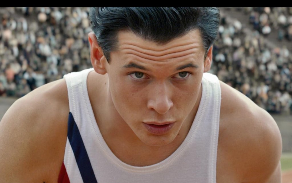 “Несломен”
Къде да го гледаме: в Prime Video
От режисьорския стол Анджелина Джоли ни отвежда към разигралата се в действителност история на Луис Замперини (Джак О’Конъл). Американският спринтьор става известен с рекорда си по бягане на Олимпийските игри в Берлин през 1936 г. Няколко години по-късно той се присъединява към Американските военновъздушни сили и при бомбардировка над Маршалските острови е пленен от японските военни.