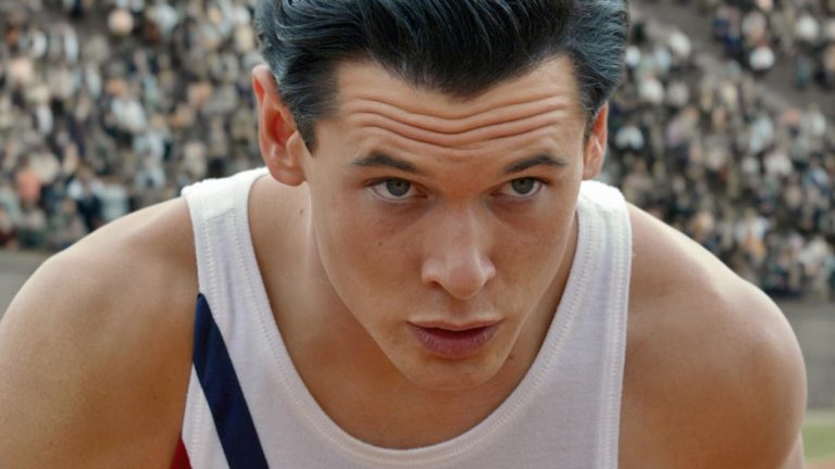 “Несломен”
Къде да го гледаме: в Prime Video
От режисьорския стол Анджелина Джоли ни отвежда към разигралата се в действителност история на Луис Замперини (Джак О’Конъл). Американският спринтьор става известен с рекорда си по бягане на Олимпийските игри в Берлин през 1936 г. Няколко години по-късно той се присъединява към Американските военновъздушни сили и при бомбардировка над Маршалските острови е пленен от японските военни.