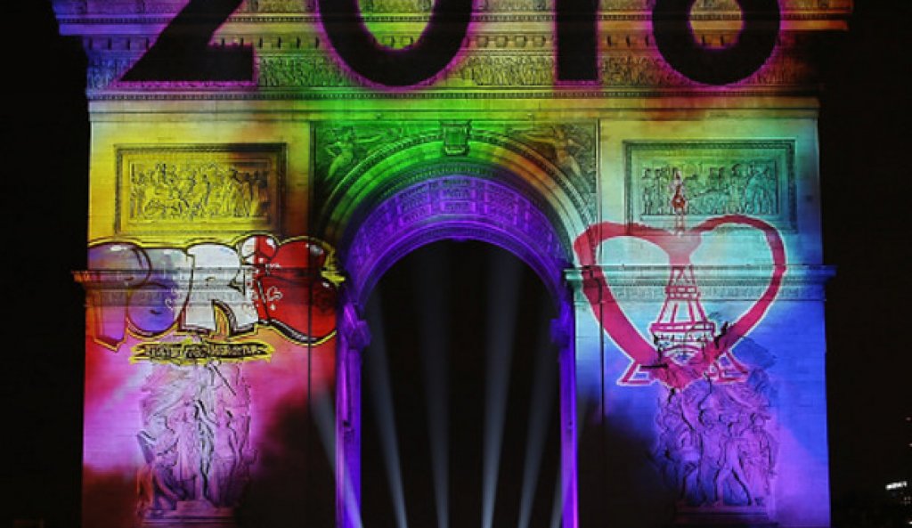 Светлинното шоу на Триумфалната арка в Париж (ГАЛЕРИЯ)