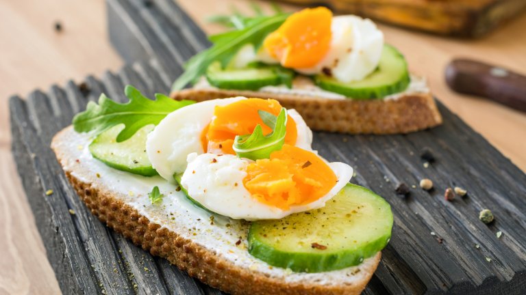 Сандвичи с яйца
А кой казва какво да хапваме на вечеря? И защо да не са сандвичи? Особено ако са питателни и вкусни. За тези специално вземете пълнозърнест хляб, сварете 3-4 яйца (варят се за пет минути, затова ги изваждаме от графата "висене на котлона"), които ще са достатъчни за четиричленно семейство. 
Може да им придадете вкус и разкош, като разбъркате в купа крема сирене - около 100 грама, две чаени лъжички горчица, няколко супени лъжици прясно мляко и малко лимонов сок. Добавете и сол на вкус и млян черен пипер. Намажете сместа върху филийките и след това наредете резени сварено яйце. Може да украсите със стрък магданоз.