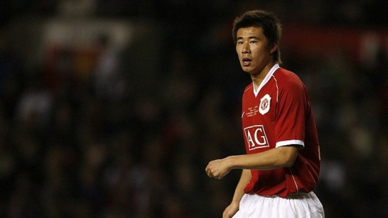 Донг Фангжу (2004) 
Първият китаец, който игра за Юнайтед, но записа едва 3 мача за представителния отбор. След това премина през клубове в Полша, Португалия и Армения.