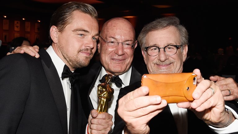 Арнон Милчан (в средата) зардно с Леонардо ди Каприо и Стивън Спилбърг