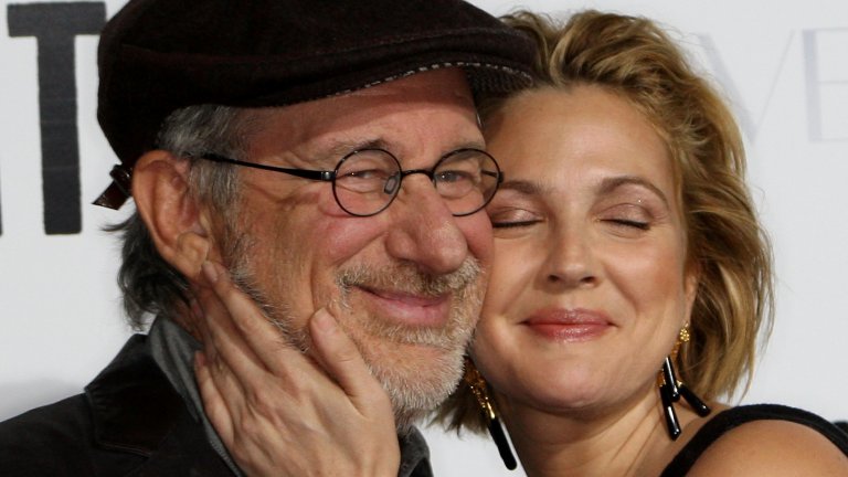 Тя силно се привързва към режисьора и дори го моли да стане неин баща