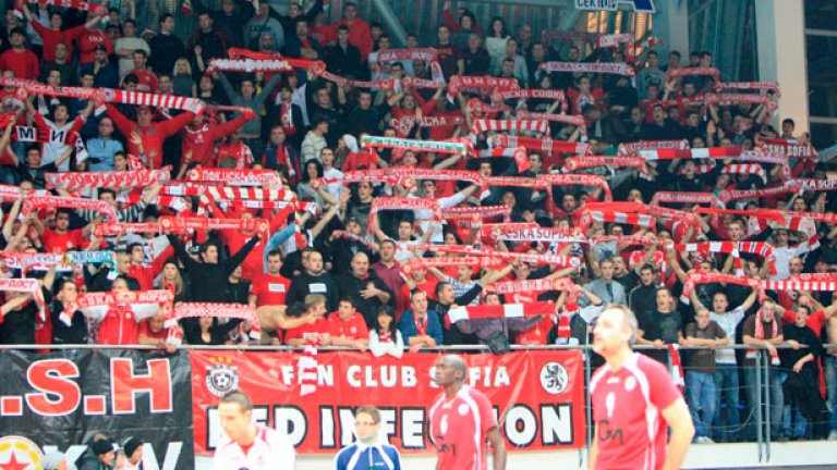 Феновете на ЦСКА не бяха допуснати да подкрепят волейболния отбор в Солун, а след това срещу тях бе използван сълзотворен газ