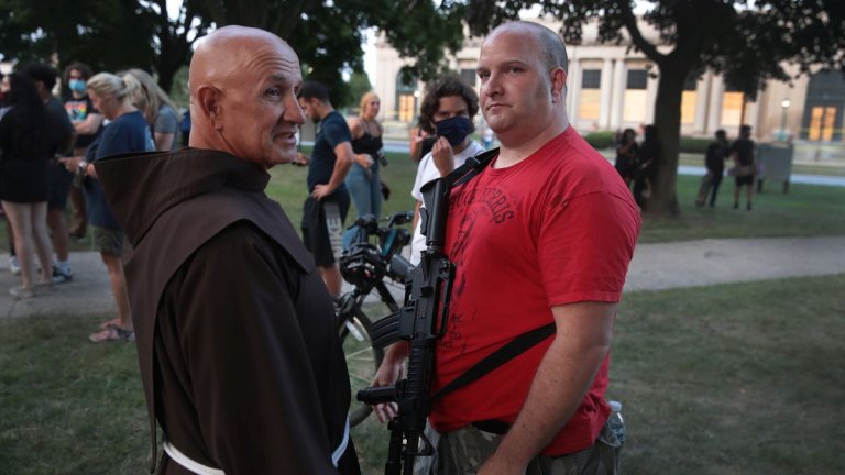 По улиците на града обикалят въоръжени мъже, които заявяват, че ще бранят частната си собственост. Вече има информация и за загинал при сблъсъците по улиците на град Кеноша.