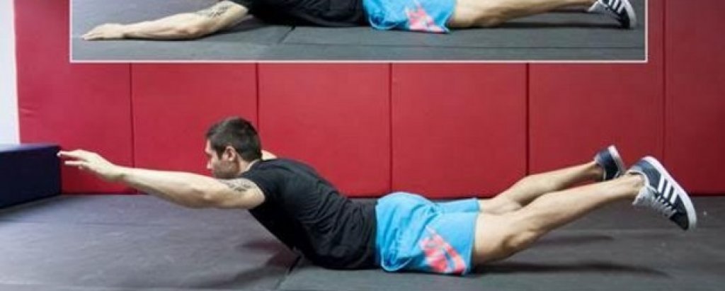 15. Супермен (Superman) 
Супермен не е упражнение, което ще натовари коремната преса или ще помогне за извайване на плосък корем – или поне не директно.
След изпълнението на определен брой упражнения за корем е здравословно мускулите в тренираната област да се отпуснат чрез разтягане.
Именно това е и една от ползите на гръбното обратно извиване (Супермен).
Упражнението е просто и има тонизиращ и укрепващ характер. Ако имате контузия и не можете да изпълнявате упражнения като мъртва тяга, гребане, навеждане с щанга и други, супермен упражнението е изключително подходящо за укрепване и заздравяване на мускулите, които са нужни за тези движения. 
Начин на изпълнение:  Легнете на пода като изпънете ръце право напред и приберете краката. Опрете пръсти в пода, поставете главата в неутрална позиция – с поглед към пода. Бавно и едновременно повдигнете раменете и коленете докъдето можете. Задръжте за 2 до 5 секунди и бавно се върнете в точка начална позиция. Повторете. 
Направете го по-лесно като задържите само 1-3 секунди и скъсите движението.