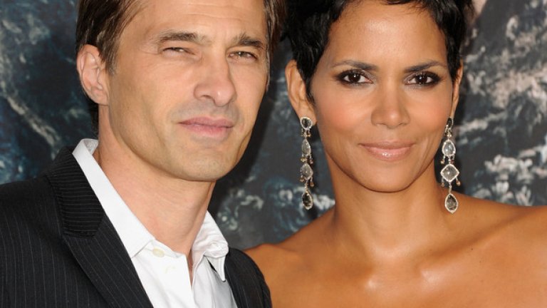 Холи Бери и Оливие Мартинес се влюбват през 2010-а година по време на съвместното си участие в "Тъмна вълна". Те се ожениха през 2013-а и се разделиха през 2015-а година.