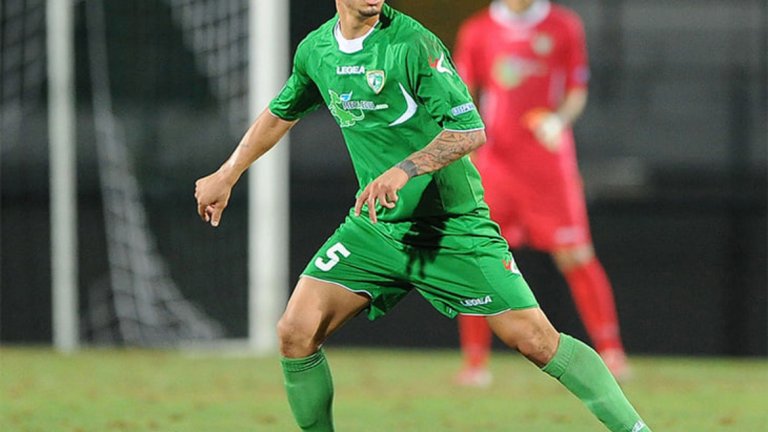 „Действа правилно. Не говори с никого, никога повече не се срещай със старите си приятели и всичко ще бъде наред – съветва Палермо. – Ще ме вкараш в гроба, Армандо! Жалко е, че дори не осъзнаваш в каква бъркотия си се замесил. Сега ще ме слушаш – ако искаш да направиш кариера, никога повече не говори с подобни хора, дори не си го помисляй. Иначе си свършен. Сигурно знаеш, че нещо сериозно вече се е случило, но може би не знаеш какво точно. А хората говорят, че знаеш всичко от началото, и това е проблемът. Избягвай подобни ситуации на всяка цена.“