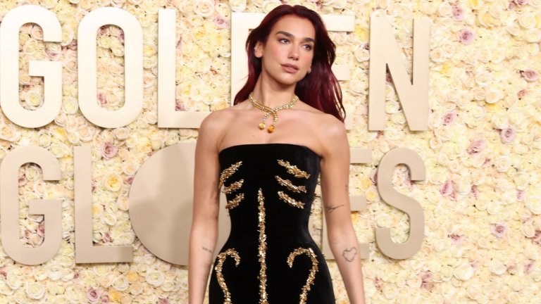 Изпълнителката Дуа Липа, номинирана в категорията за най-добра песен, носеше черна рокля със златисти акценти на Schiaparelli.