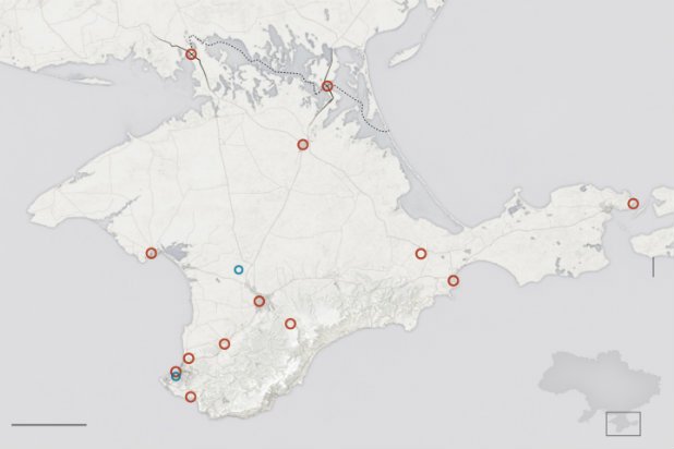Със синьо са отбелязани руските бази в Крим, а в червено по-големите украински бази, които са блокирани от военни без отличителни знаци.
Полуостровът е автономен регион в Украйна, който е бил част от Русия и е особено важна база за руския морски флот.
