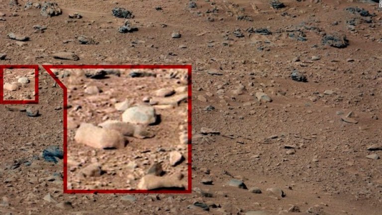 Наблюдателни почитатели на конспиративните теории забелязаха плъх на тази снимка. НАСА обаче посочва, че плъхът е твърде нагоре във веригата и животът на Марс все още не се е развил толкова, че да съществуват там плъхове. 
