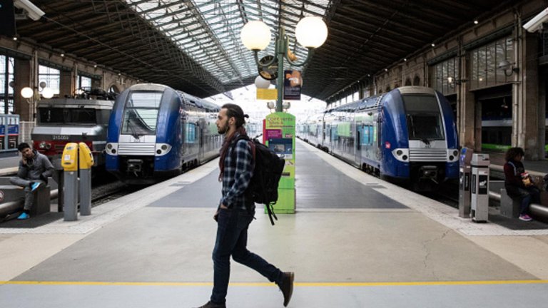 От 3 април френските железници обявиха тримесечен период на частични стачни действия, който ще засегне хиляди пътувания. Всичко това - заради плановете на Макрон да реформира статута на железопътните работници и да отвори сектора за частна конкуренция